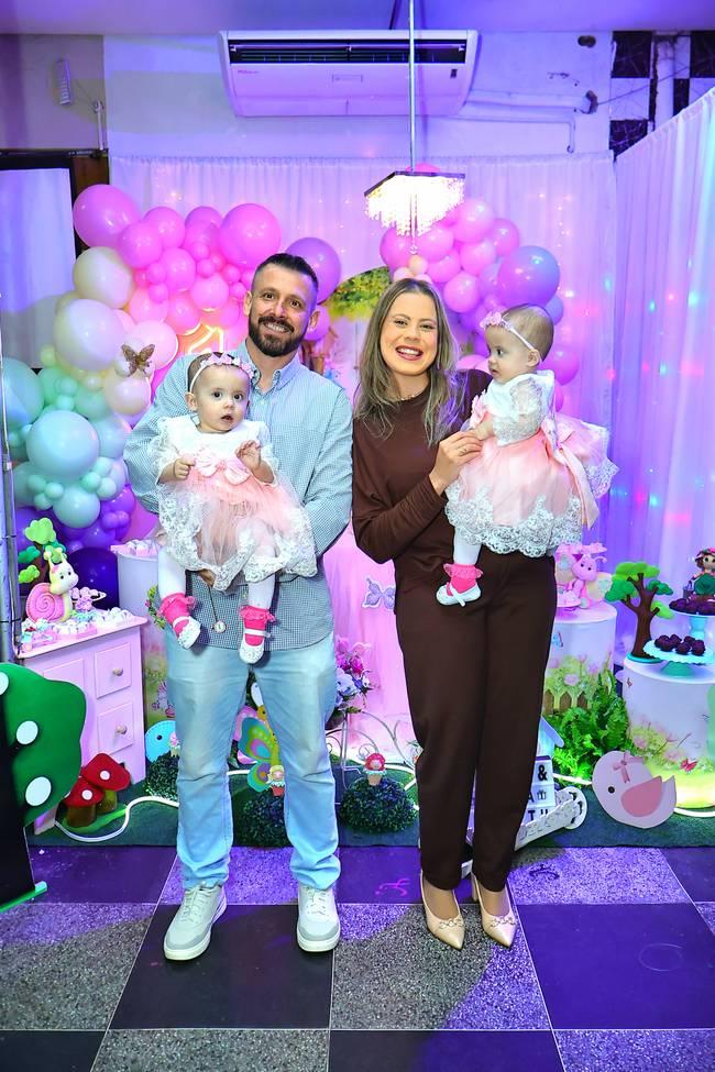 1 aninho da Ísis e da Lívia